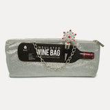 Lujosa cartera, bolsa, porta vinos color plateado con brillantes y correo metálica, ideal para ocasiones familiares o el regalo perfecto para los amantes del vino, viene con un tapón para el vino en forma de estrella navideña, reutilizable fácil de usar y de sellado, duradera y resistente fabricada en espuma de polietileno, fácil de transportar ayudando a beber mejor el vino el cualquier lugar.  Envió gratis a nivel nacional. 