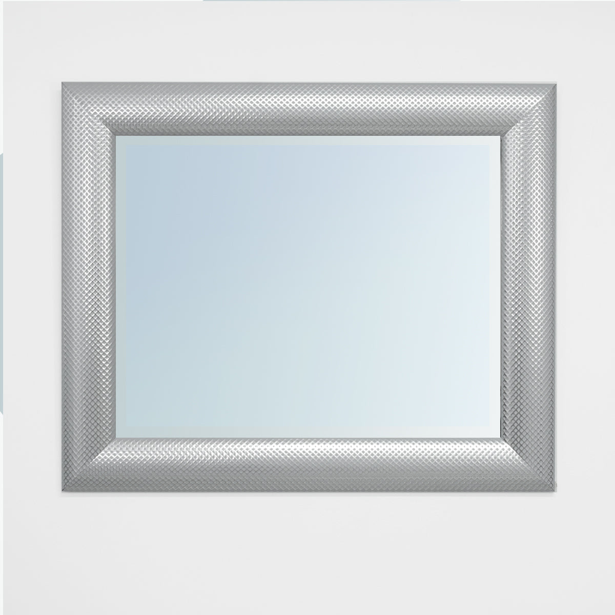 Espejo rectangular con marco en acrílico plateado con unos destellos de tonalidades mas claros, este espejo será el centro de atención de tu decoración. Su forma y material lo hacen la pieza perfecta para decorar las paredes de su hogar. Para Vertihome los espejos en la decoración son indispensables ya que los espejos ayudan a darle amplitud a tus espacios. Puedes ponerlo de forma horizontal o vertical en una habitación o hall de tu casa. 