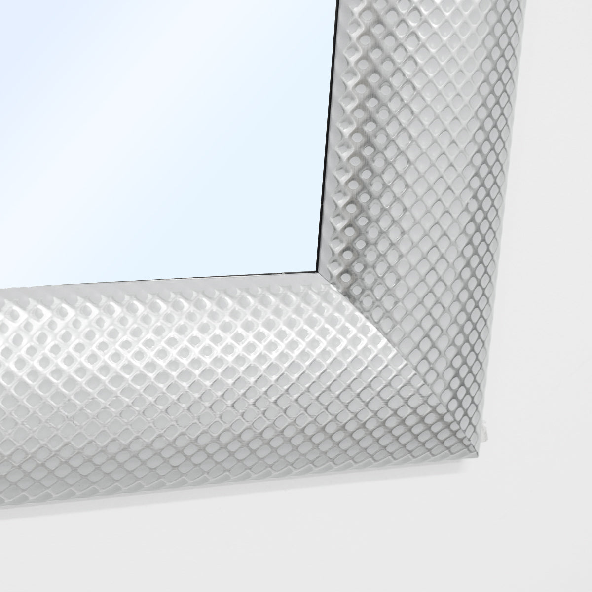 Espejo rectangular con marco en acrílico plateado con unos destellos de tonalidades mas claros, este espejo será el centro de atención de tu decoración. Su forma y material lo hacen la pieza perfecta para decorar las paredes de su hogar. Para Vertihome los espejos en la decoración son indispensables ya que los espejos ayudan a darle amplitud a tus espacios. Puedes ponerlo de forma horizontal o vertical en una habitación o hall de tu casa. 