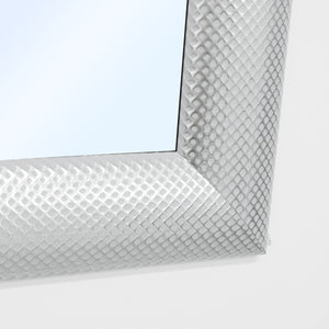 Espejo rectangular con marco en acrílico plateado con unos destellos de tonalidades mas claros, este espejo será el centro de atención de tu decoración. Su forma y material lo hacen la pieza perfecta para decorar las paredes de su hogar. Para Vertihome los espejos en la decoración son indispensables ya que los espejos ayudan a darle amplitud a tus espacios. Puedes ponerlo de forma horizontal o vertical en una habitación o hall de tu casa. 