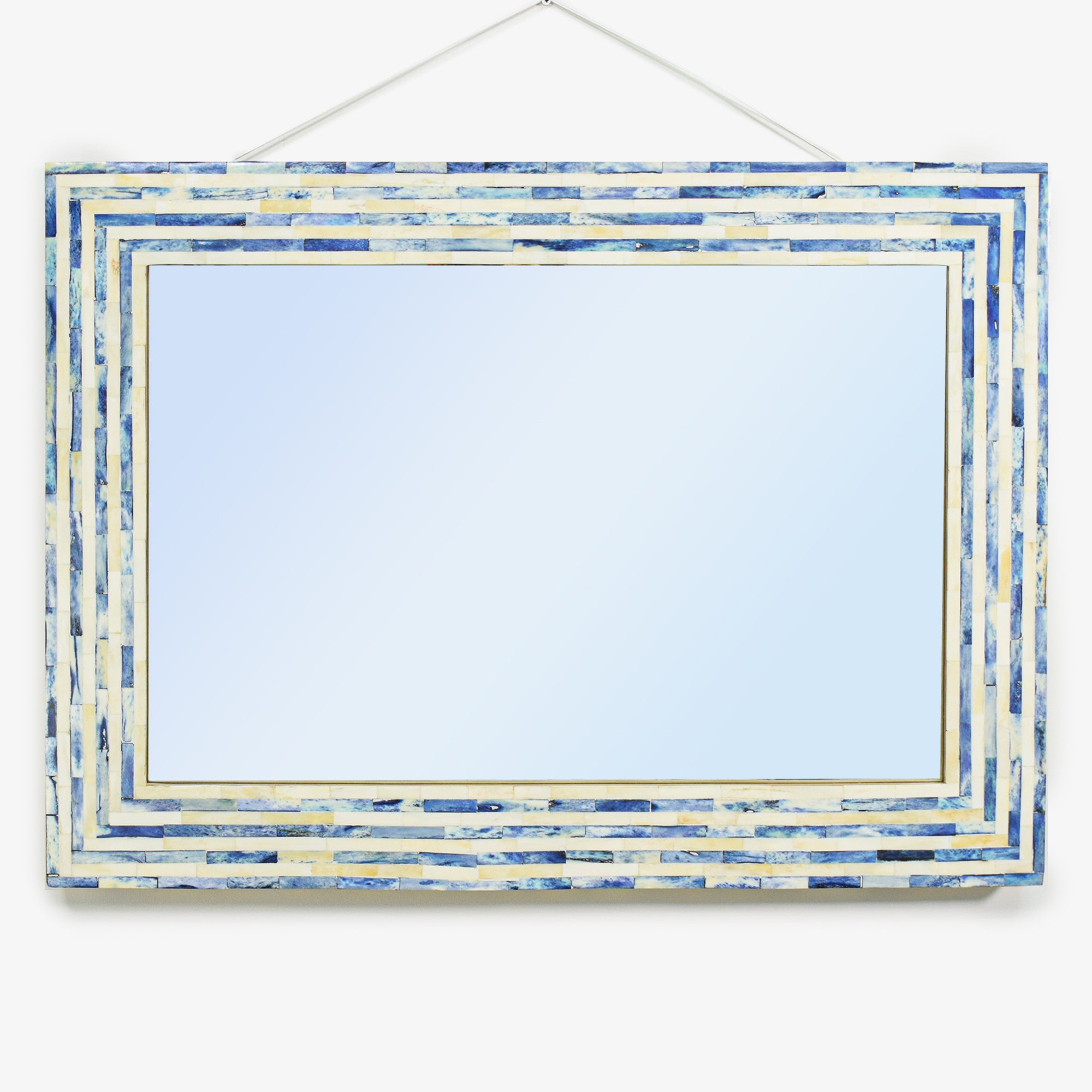 Para Vertihome los espejos en la decoración son indispensables ya que los espejos ayudan a darle amplitud a tus espacios. Puedes ponerlo de forma horizontal o vertical en una habitación o hall de tu casa. 