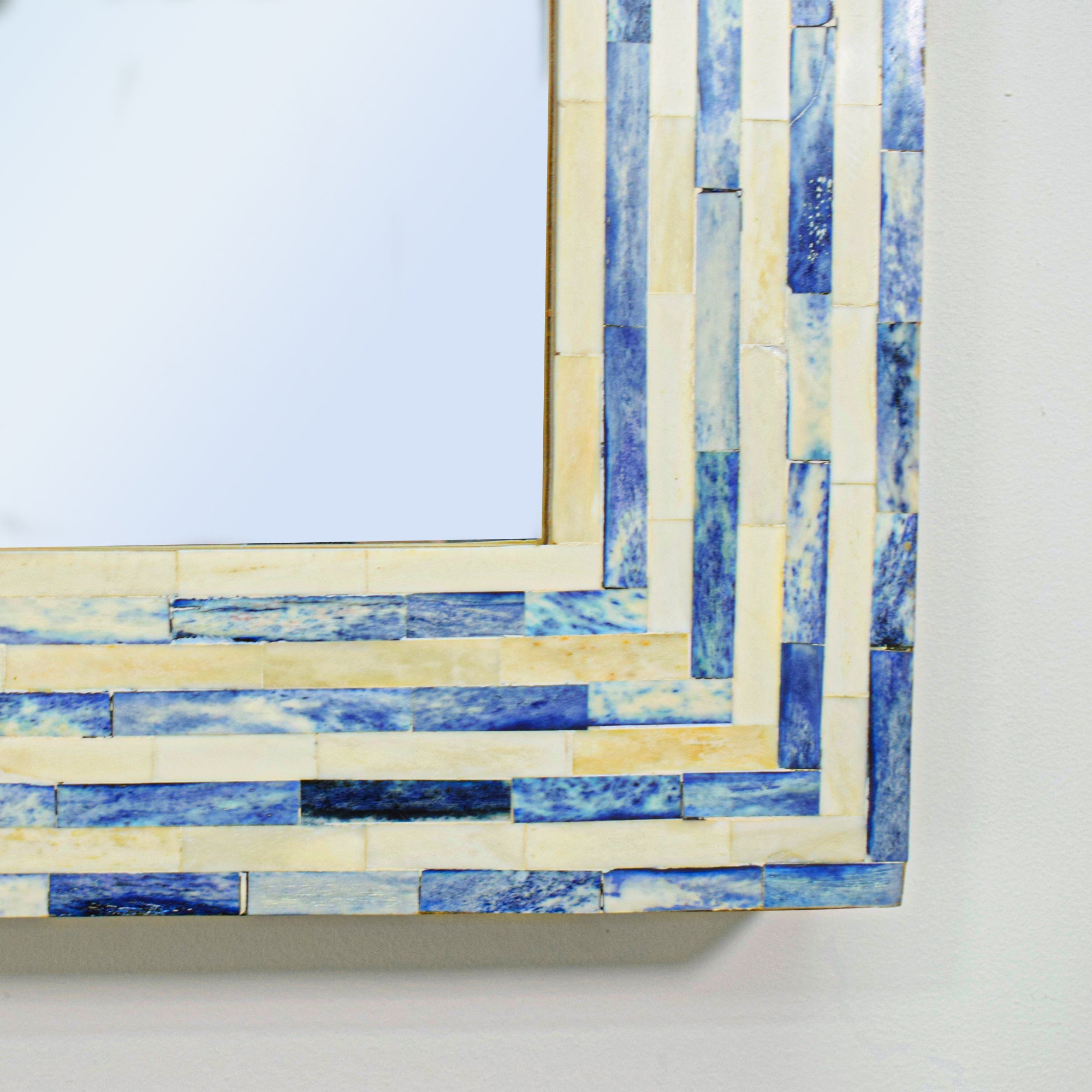 Para Vertihome los espejos en la decoración son indispensables ya que los espejos ayudan a darle amplitud a tus espacios. Puedes ponerlo de forma horizontal o vertical en una habitación o hall de tu casa. 
