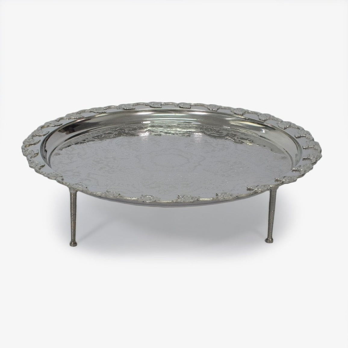 Bandeja ideal para usar en mesas auxiliares o complementar la decoración de la mesa de centro. Por su diseño es ideal para tus ambientes, solo en Vertihome, con un gravado en 3D en forma de flores. 