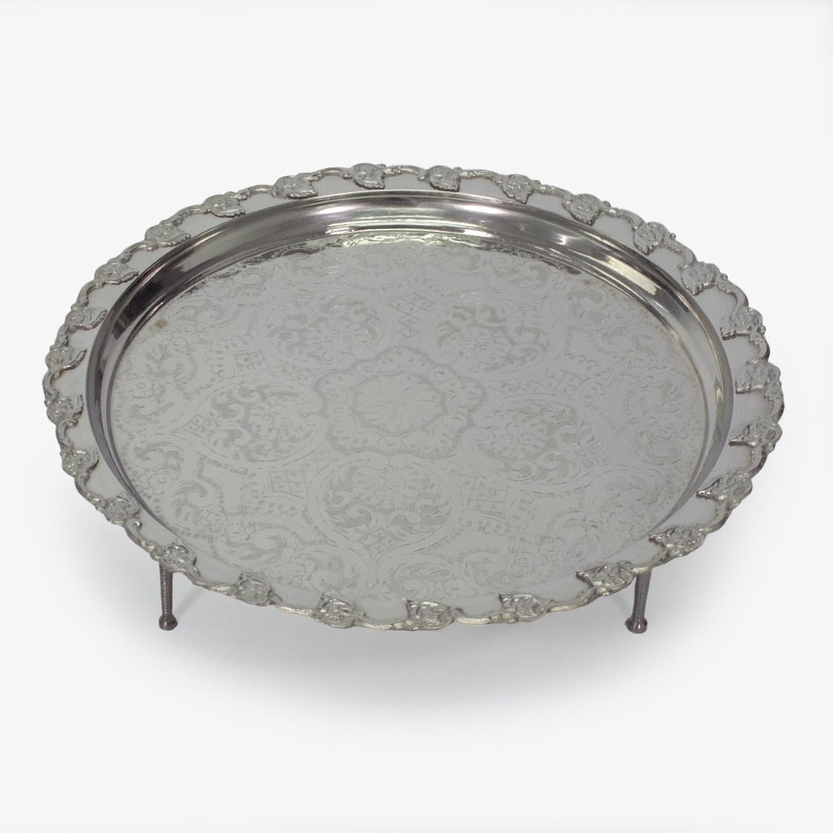 Bandeja ideal para usar en mesas auxiliares o complementar la decoración de la mesa de centro. Por su diseño es ideal para tus ambientes, solo en Vertihome, con un gravado en 3D en forma de flores. 