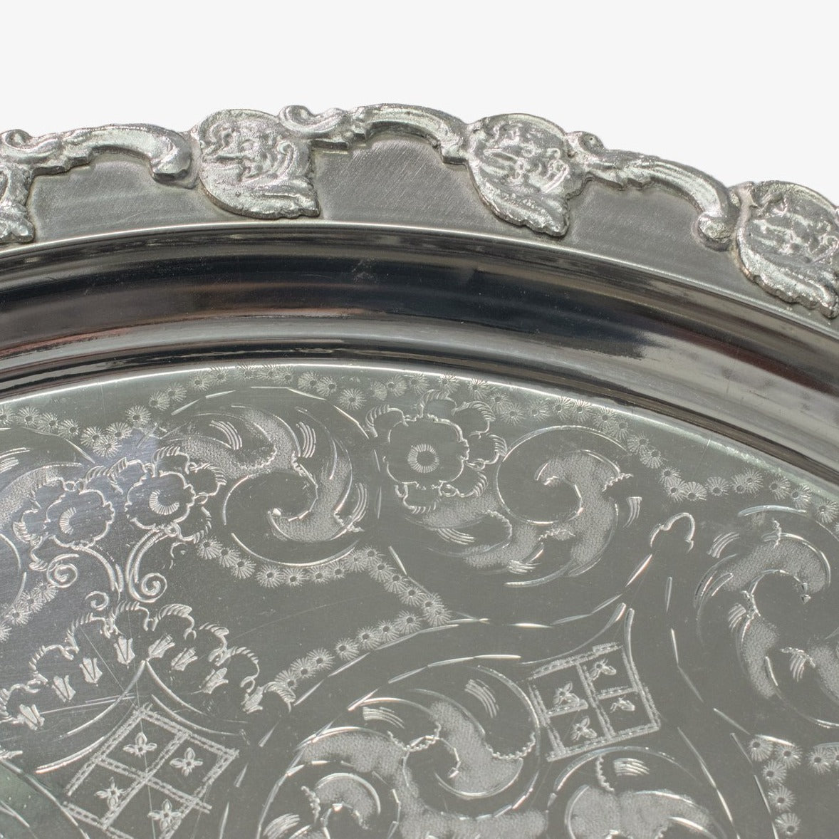 Bandeja ideal para usar en mesas auxiliares o complementar la decoración de la mesa de centro. Por su diseño es ideal para tus ambientes, solo en Vertihome, con un gravado en 3D en forma de flores. 