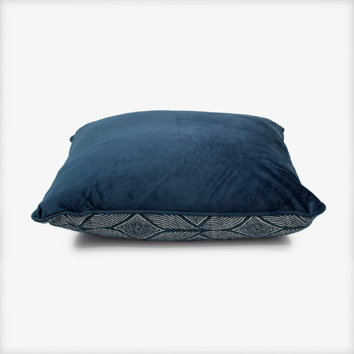 Cojín relleno de plumas con diseño, textura y elegancia. Se adapta a cualquier estilo de decoración de tu casa como sala, habitación, zona de estar y estudio, brindando combinaciones perfectas a tus espacios. 