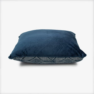 Cojín relleno de plumas con diseño, textura y elegancia. Se adapta a cualquier estilo de decoración de tu casa como sala, habitación, zona de estar y estudio, brindando combinaciones perfectas a tus espacios. 