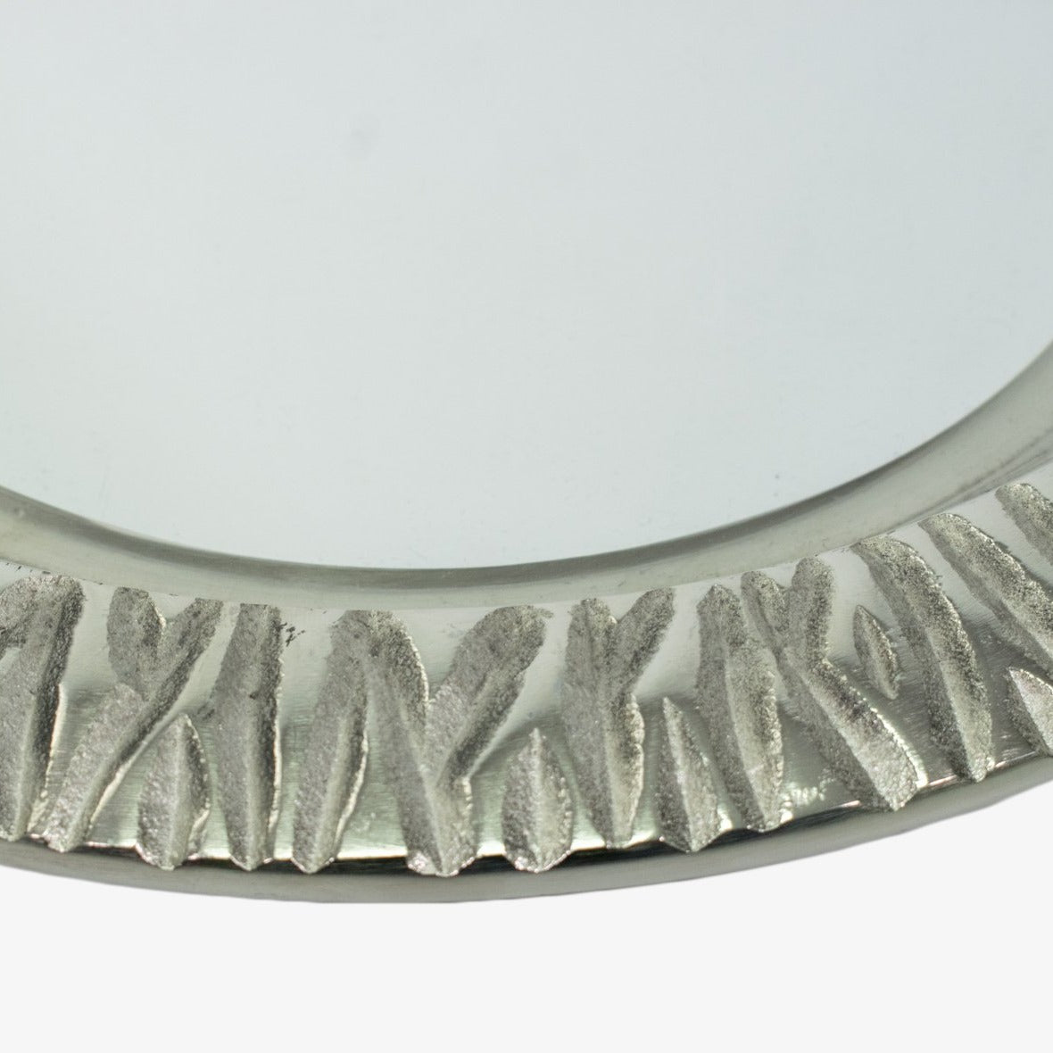 Bandeja ideal para usar en mesas auxiliares o complementar la decoración de la mesa de centro. Por sus colores y diseño es ideal para tus ambientes, solo en Vertihome.