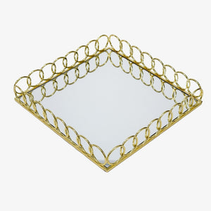 Bandeja ideal para usar en mesas auxiliares o complementar la decoración de la mesa de centro. Por su diseño es ideal para tus ambientes, solo en Vertihome, con anillos dorados y espejo incluido. 