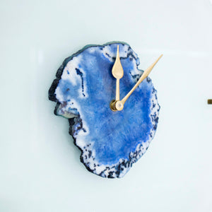 Reloj de pared decorativo hecho en piedra granito bien tallado, color blanco ideal para decorar tu interiores, salas de estar, comedores, cocinas, oficinas y demás espacios de tu hogar, Nuestros relojes son únicos en estilo y diseño. Son ideales para espacios amplios o reducidos y harán ver en tu hogar exclusivo y contemporáneo. Envió gratis a nivel nacional. 