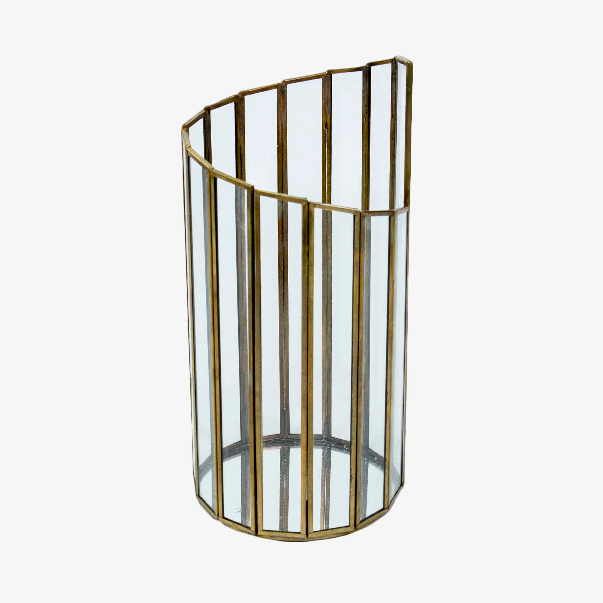 Jarrón hecho en metal mas vidrio adecuado para salar, comedores, habitaciones, moderno perfecto para nuestro hogar, Este accesorio le dará armonía y lucidez a tus espacio y a su vez puedes jugar con los demás elementos de tu hogar de modo que resalten tus paredes o muebles. Es ideal para incorporar tus flores favoritas o como un elemento decorativo. 