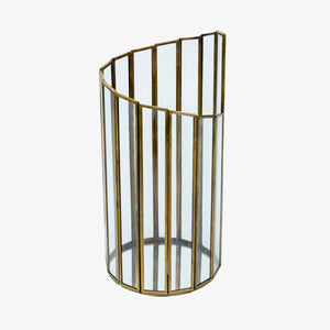 Jarrón hecho en metal mas vidrio adecuado para salar, comedores, habitaciones, moderno perfecto para nuestro hogar, Este accesorio le dará armonía y lucidez a tus espacio y a su vez puedes jugar con los demás elementos de tu hogar de modo que resalten tus paredes o muebles. Es ideal para incorporar tus flores favoritas o como un elemento decorativo. 