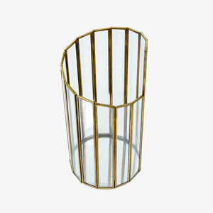 Jarrón hecho en metal mas vidrio adecuado para salar, comedores, habitaciones, moderno perfecto para nuestro hogar, Este accesorio le dará armonía y lucidez a tus espacio y a su vez puedes jugar con los demás elementos de tu hogar de modo que resalten tus paredes o muebles. Es ideal para incorporar tus flores favoritas o como un elemento decorativo. 