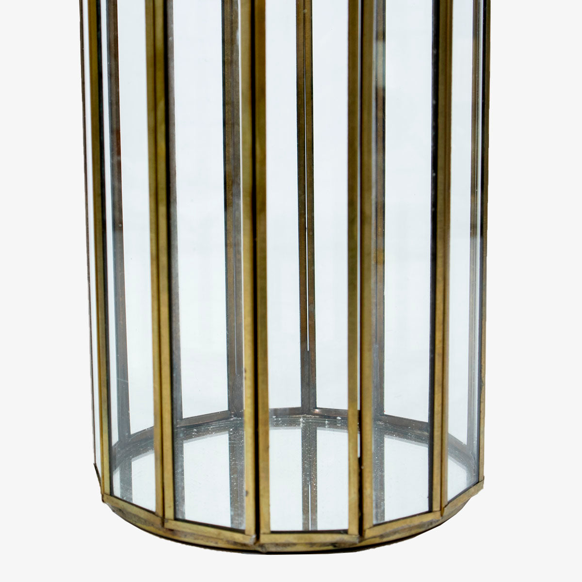 Jarrón hecho en metal mas vidrio adecuado para salar, comedores, habitaciones, moderno perfecto para nuestro hogar, Este accesorio le dará armonía y lucidez a tus espacio y a su vez puedes jugar con los demás elementos de tu hogar de modo que resalten tus paredes o muebles. Es ideal para incorporar tus flores favoritas o como un elemento decorativo. 