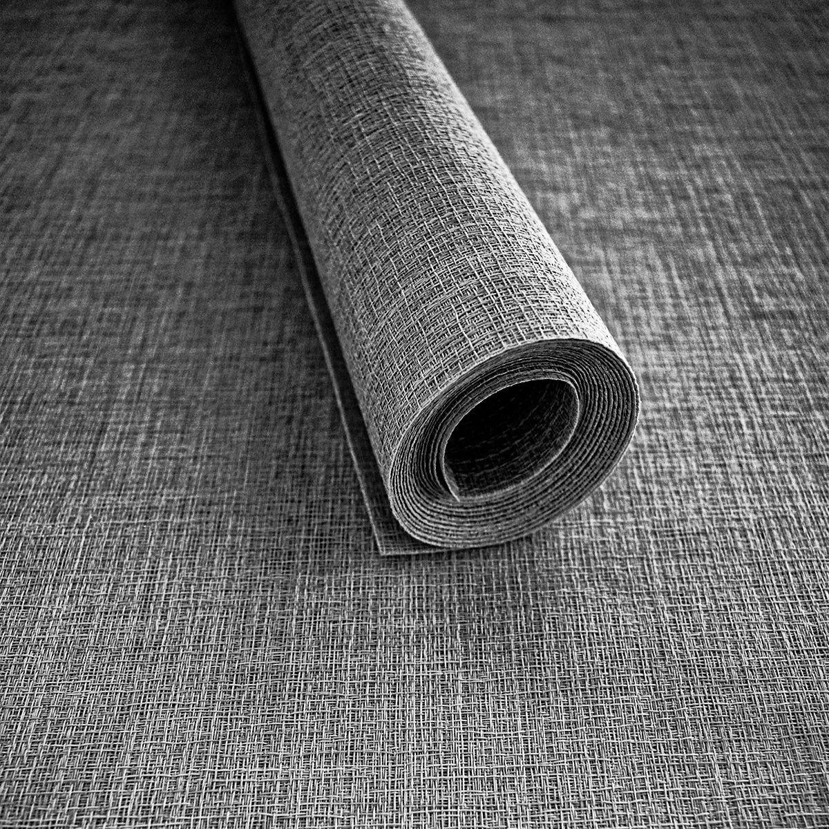La cortina enrollable tipo poliéster en diferentes colores y texturas cubre con facilidad cualquier ventana de tu hogar y oficina gracias a su material de alta resistencia. Esta persiana tiene un sistema de deslizamiento que permite subir y bajar las telas. La sobreposición de esta tela bloquea el registro hacia el exterior generando privacidad hacia el interior, permitiendo el paso de la luz al interior de los espacios.