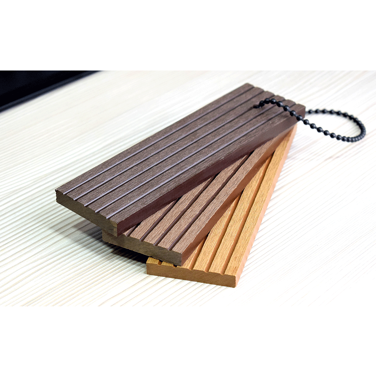 Fabricado en fibras de madera y resinas plásticas, esto lo hace ser un producto 100% reciclable, dentro de sus principales características está la resistencia al agua, al peso moderado y al exterior en general, no se astilla, anti hongos, bajo mantenimiento, resistente a la intemperie, amigable con el ambiente y fácil de instalar.