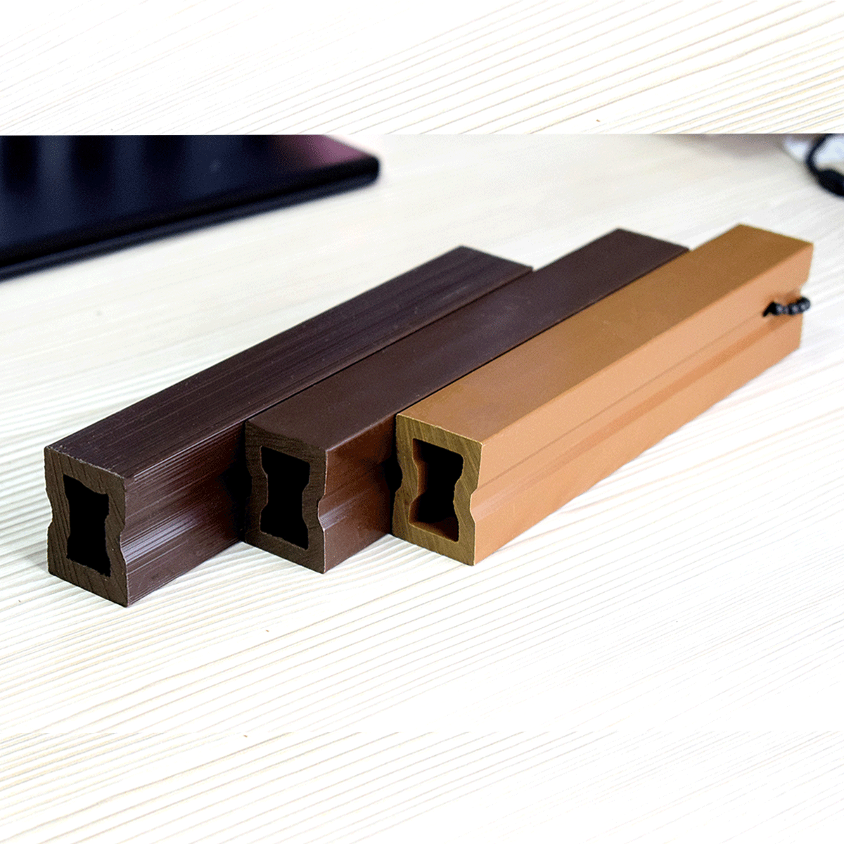 Fabricado en fibras de madera y resinas plásticas, esto lo hace ser un producto 100% reciclable, dentro de sus principales características está la resistencia al agua, al peso moderado y al exterior en general, no se astilla, anti hongos, bajo mantenimiento, resistente a la intemperie, amigable con el ambiente y fácil de instalar.