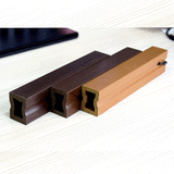 Fabricado en fibras de madera y resinas plásticas, esto lo hace ser un producto 100% reciclable, dentro de sus principales características está la resistencia al agua, al peso moderado y al exterior en general, no se astilla, anti hongos, bajo mantenimiento, resistente a la intemperie, amigable con el ambiente y fácil de instalar.