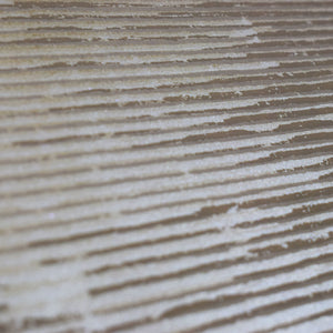 ¡Ideal para espacios confortables para su hogar!, la colección de Papel Colgadura Amarti expresa sobriedad, elegancia y calma, mediante la texturización del papel mezclado con sus diseños minimalistas inspirados en figuras geométricas y gama de colores tierra cálidos.