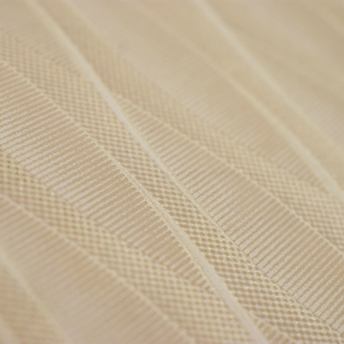 ¡Ideal para espacios confortables para su hogar!, la colección de Papel Colgadura Amarti expresa sobriedad, elegancia y calma, mediante la texturización del papel mezclado con sus diseños minimalistas inspirados en figuras geométricas y gama de colores tierra cálidos.