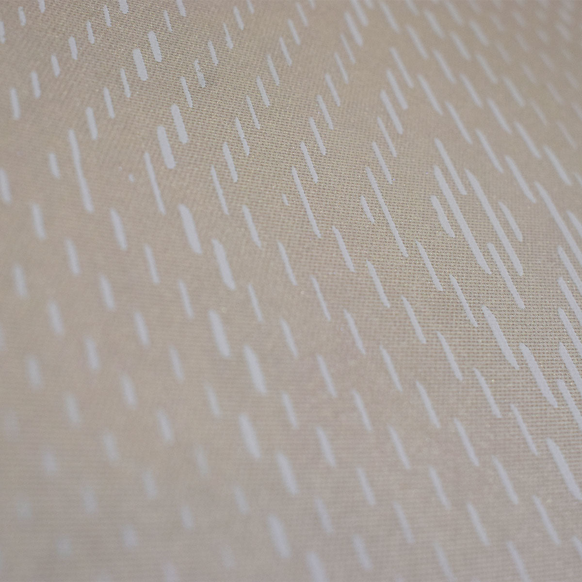 ¡Ideal para espacios confortables para su hogar!, la colección de Papel Colgadura Amarti expresa sobriedad, elegancia y calma, mediante la texturización del papel mezclado con sus diseños minimalistas inspirados en figuras geométricas y gama de colores tierra cálidos.