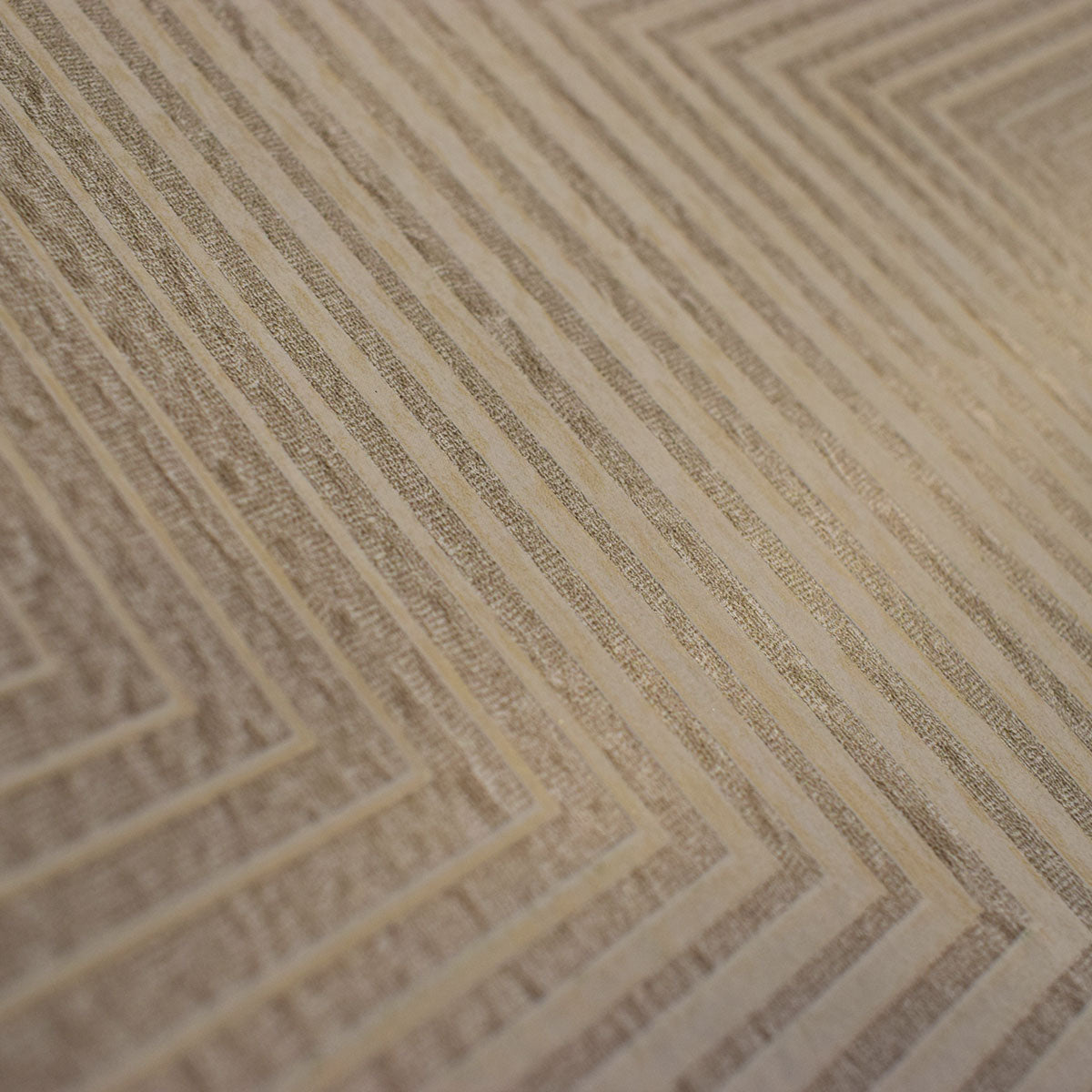 ¡Ideal para espacios confortables para su hogar!, la colección de Papel Colgadura Amarti expresa sobriedad, elegancia y calma, mediante la texturización del papel mezclado con sus diseños minimalistas inspirados en figuras geométricas y gama de colores tierra cálidos.