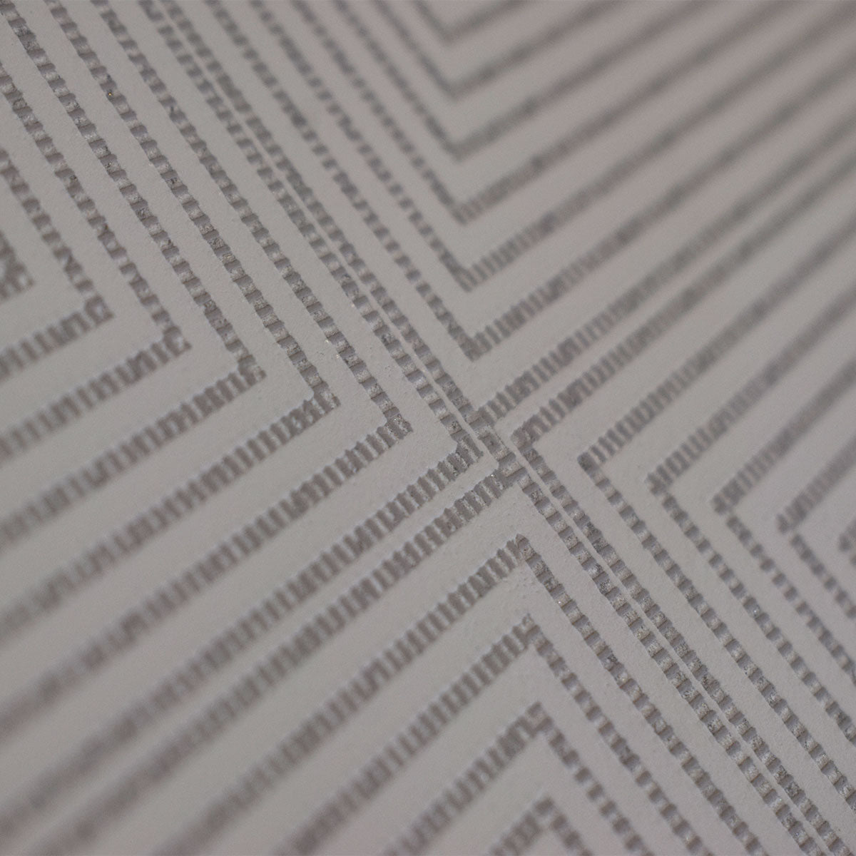 ¡Ideal para espacios confortables para su hogar!, la colección de Papel Colgadura Amarti expresa sobriedad, elegancia y calma, mediante la texturización del papel mezclado con sus diseños minimalistas inspirados en figuras geométricas y gama de colores tierra cálidos.