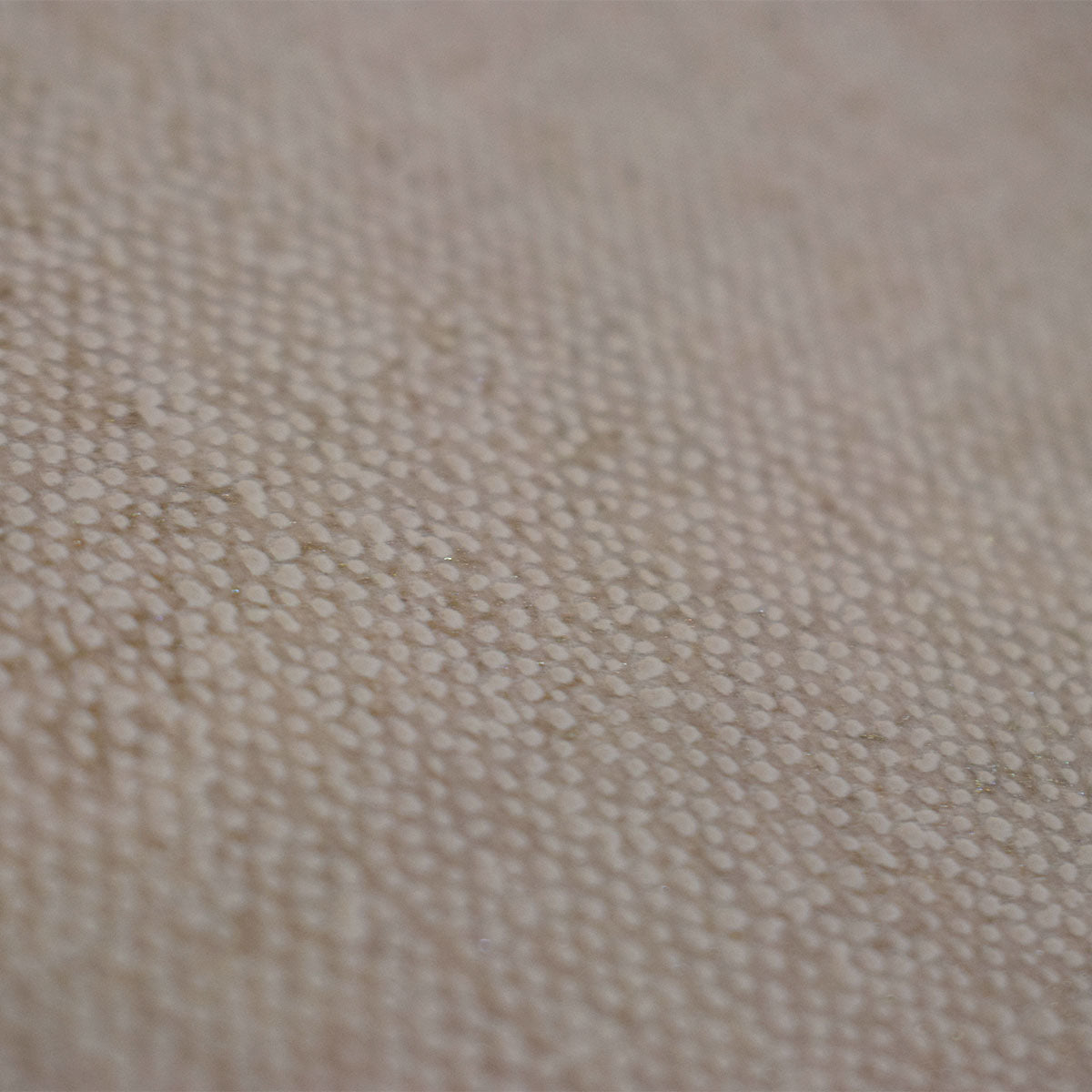 ¡Ideal para espacios confortables para su hogar!, la colección de Papel Colgadura Amarti expresa sobriedad, elegancia y calma, mediante la texturización del papel mezclado con sus diseños minimalistas inspirados en figuras geométricas y gama de colores tierra cálidos.