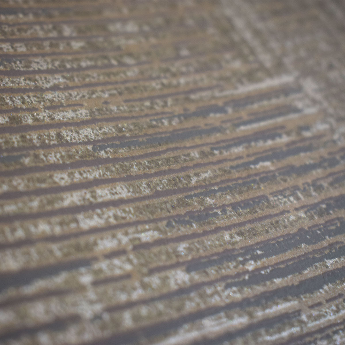 ¡Ideal para espacios confortables para su hogar!, la colección de Papel Colgadura Amarti expresa sobriedad, elegancia y calma, mediante la texturización del papel mezclado con sus diseños minimalistas inspirados en figuras geométricas y gama de colores tierra cálidos.