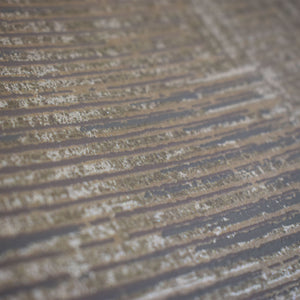 ¡Ideal para espacios confortables para su hogar!, la colección de Papel Colgadura Amarti expresa sobriedad, elegancia y calma, mediante la texturización del papel mezclado con sus diseños minimalistas inspirados en figuras geométricas y gama de colores tierra cálidos.