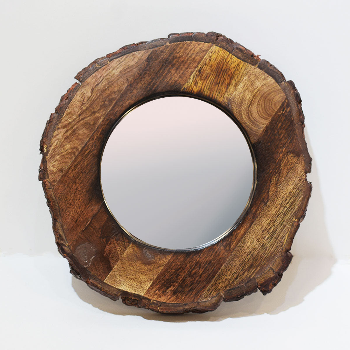 Espejo redondo pequeño set X3 con marco en madera. Su marco sin una forma totalmente perfecta los hacen ver muy naturales. Puedes poner los 3 juntos o separarlos, de cualquier forma serán el complemento perfecto para tu decoración.
