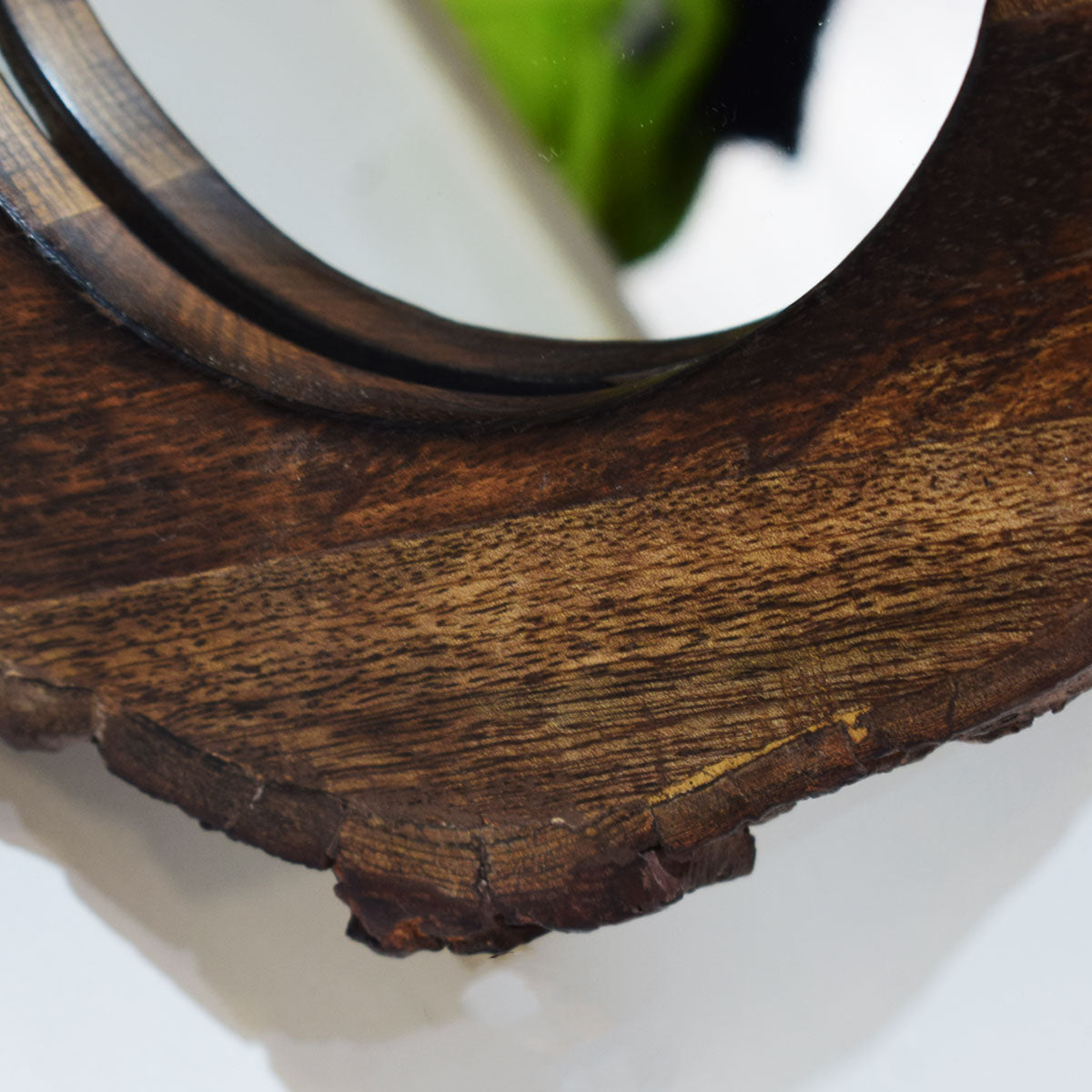 Espejo redondo pequeño set X3 con marco en madera. Su marco sin una forma totalmente perfecta los hacen ver muy naturales. Puedes poner los 3 juntos o separarlos, de cualquier forma serán el complemento perfecto para tu decoración.