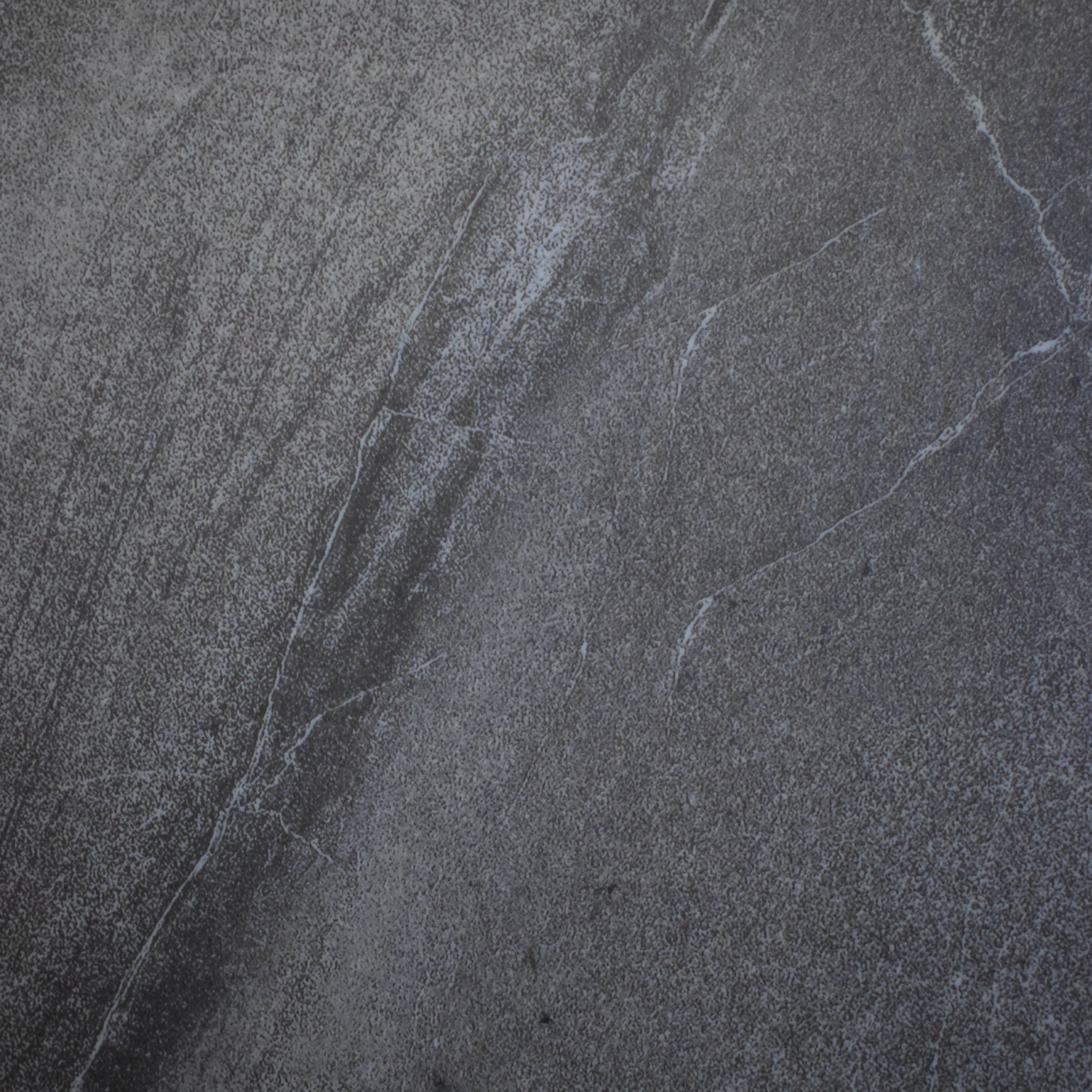 Los pisos PVC STONE de Vertihome compuestos principalmente por piedra caliza natural con cloruro de polivinilo con alta resistencia a la humedad y a temperaturas elevadas en el medio ambiente, golpes, manchas, es de tipo laminado sintético para uso comercial de tráfico intenso
