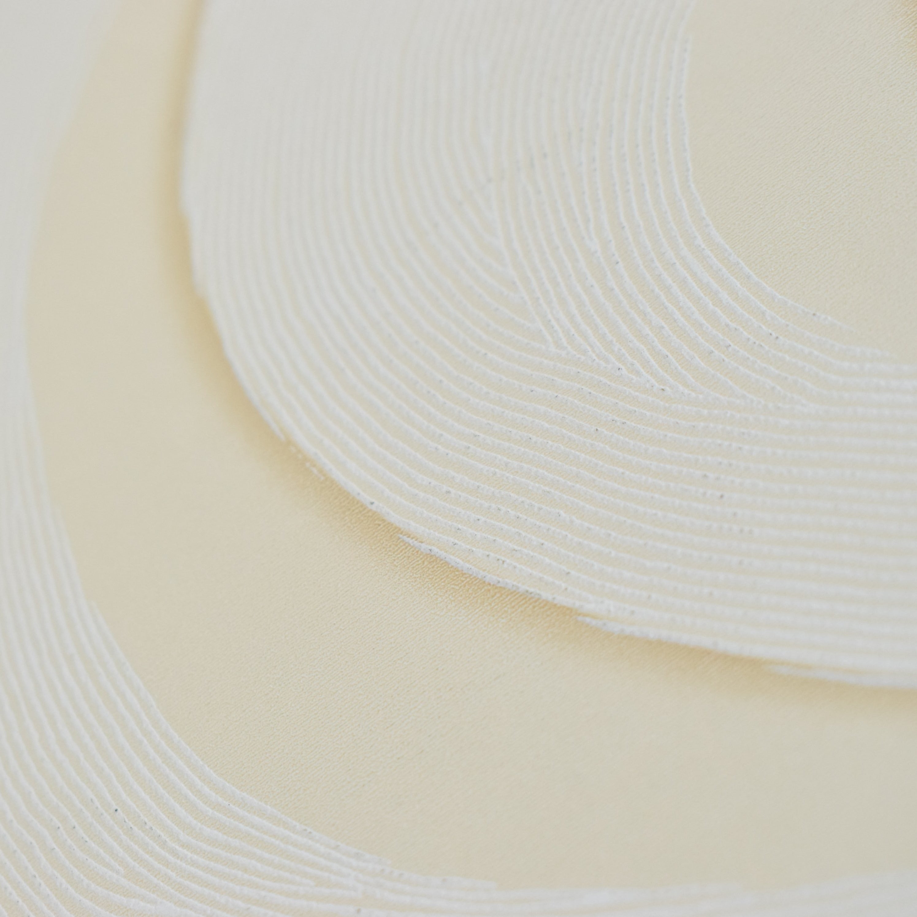 Ideal para espacios confortables para su hogar!, la colección de Papel Colgadura Amarti expresa sobriedad, elegancia y calma, mediante la texturización del papel mezclado con sus diseños minimalistas inspirados en figuras geométricas y gama de colores tierra cálidos.