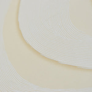 Ideal para espacios confortables para su hogar!, la colección de Papel Colgadura Amarti expresa sobriedad, elegancia y calma, mediante la texturización del papel mezclado con sus diseños minimalistas inspirados en figuras geométricas y gama de colores tierra cálidos.