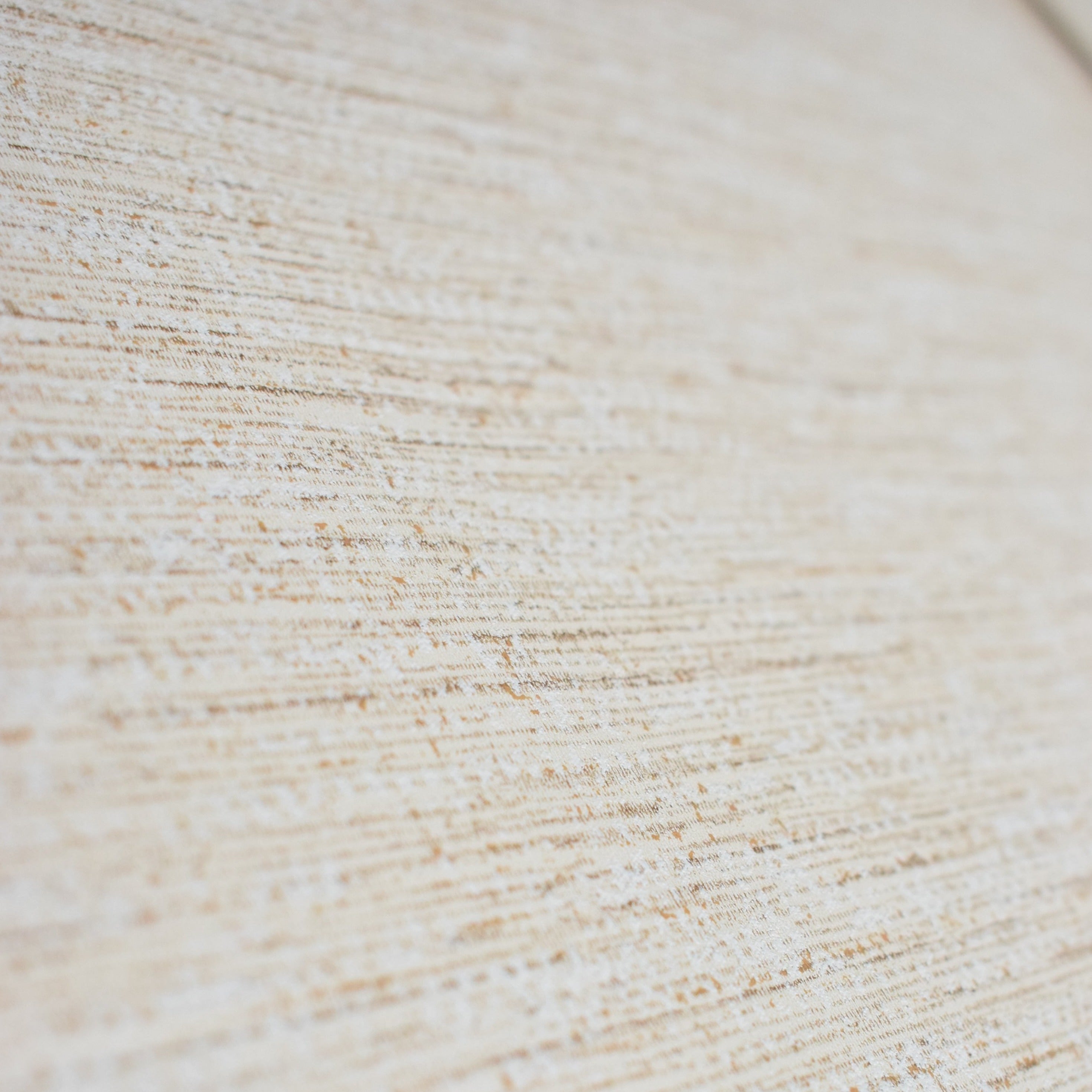 ¡Ideal para espacios confortables para su hogar!, la colección de Papel Colgadura Amarti expresa sobriedad, elegancia y calma, mediante la texturización del papel mezclado con sus diseños minimalistas inspirados en figuras geométricas y gama de colores tierra cálidos.