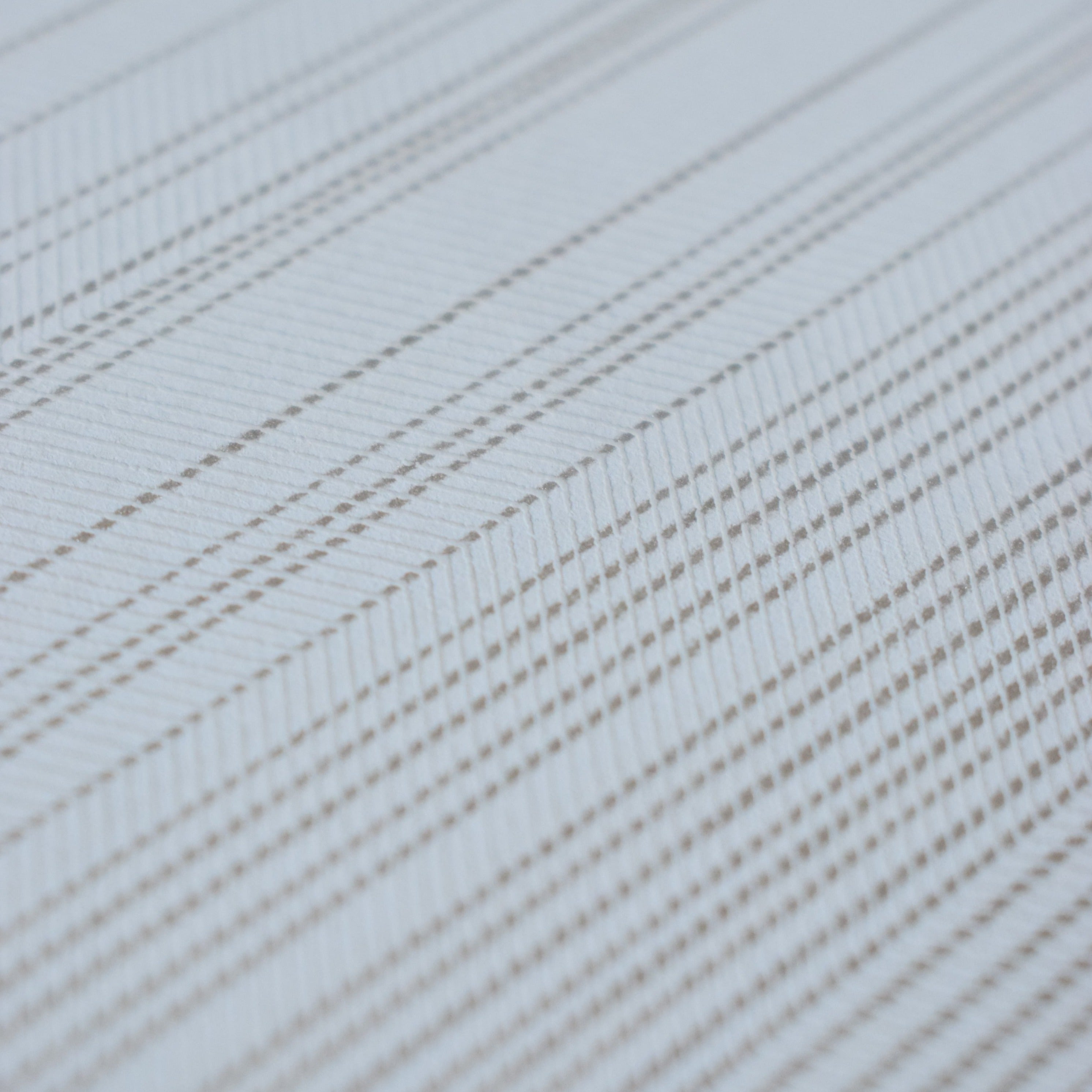 ¡Ideal para espacios confortables para su hogar!, la colección de Papel Colgadura Amarti expresa sobriedad, elegancia y calma, mediante la texturización del papel mezclado con sus diseños minimalistas inspirados en figuras geométricas y gama de colores tierra cálidos.