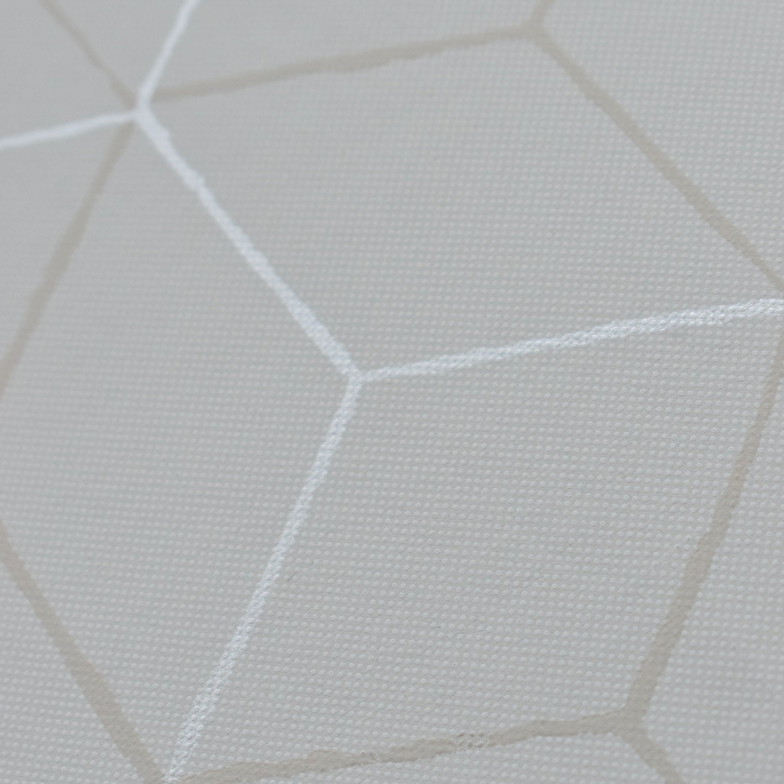 ¡Ideal para espacios confortables para su hogar!, la colección de Papel Colgadura Amarti expresa sobriedad, elegancia y calma, mediante la texturización del papel mezclado con sus diseños minimalistas inspirados en figuras geométricas y gama de colores tierra cálidos.