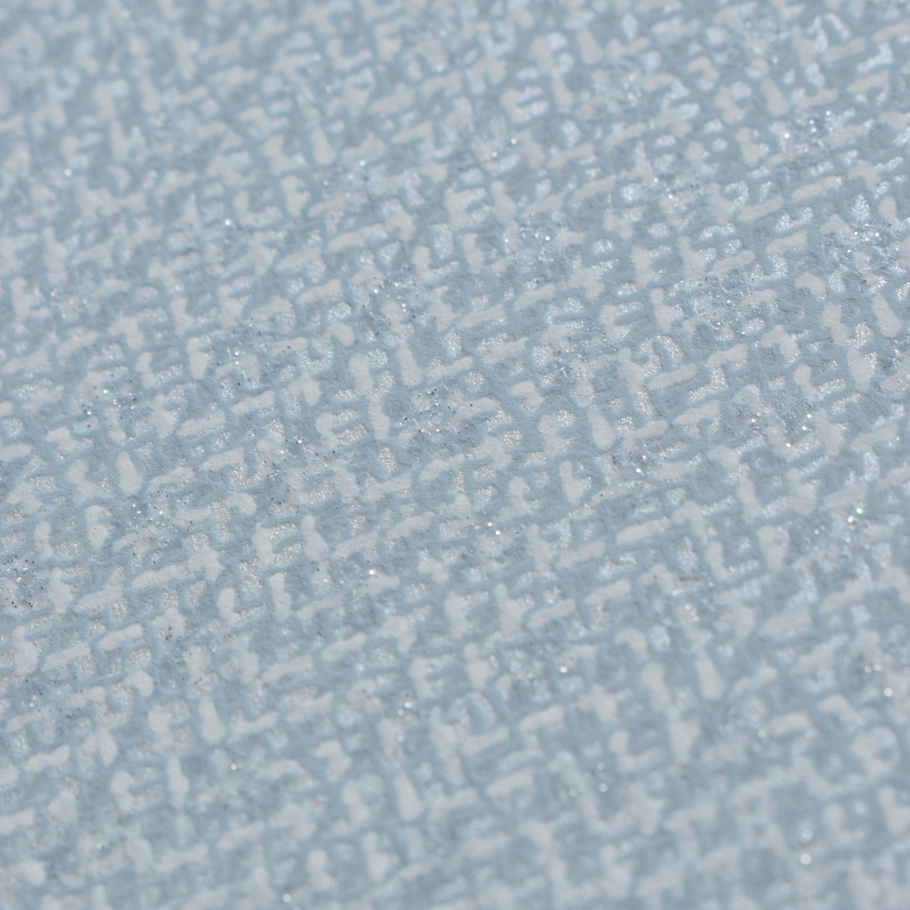 ¡Ideal para espacios confortables para su hogar!, la colección de Papel Colgadura Amarti expresa sobriedad, elegancia y calma, mediante la texturización del papel mezclado con sus diseños minimalistas inspirados en figuras geométricas y gama de colores tierra cálidos.