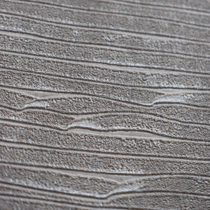 ¡Ideal para espacios confortables para su hogar!, la colección de Papel Colgadura Amarti expresa sobriedad, elegancia y calma, mediante la texturización del papel mezclado con sus diseños minimalistas inspirados en figuras geométricas y gama de colores tierra cálidos.