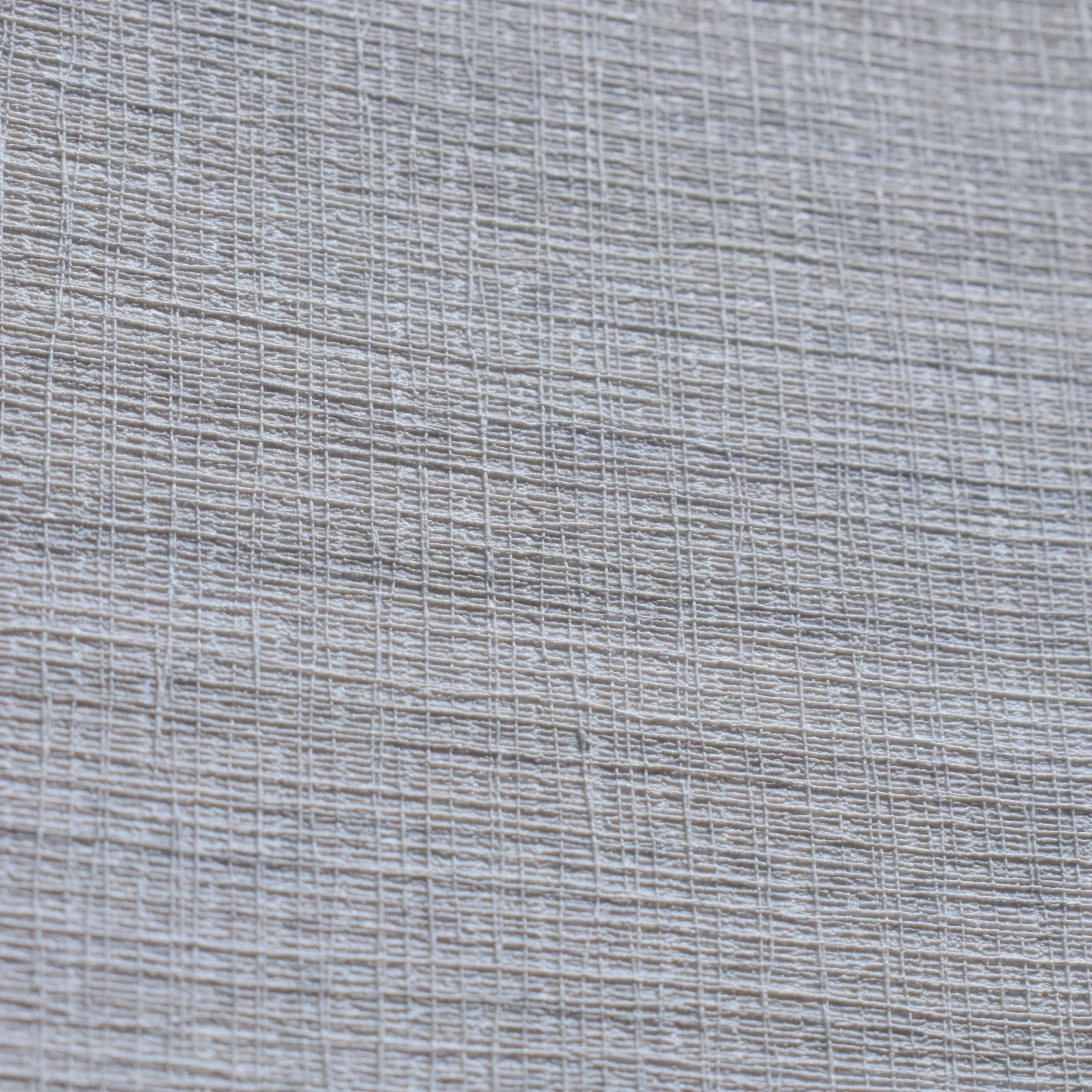 ¡Ideal para espacios confortables para su hogar!, la colección de Papel Colgadura Amarti expresa sobriedad, elegancia y calma, mediante la texturización del papel mezclado con sus diseños minimalistas inspirados en figuras geométricas y gama de colores tierra cálidos.