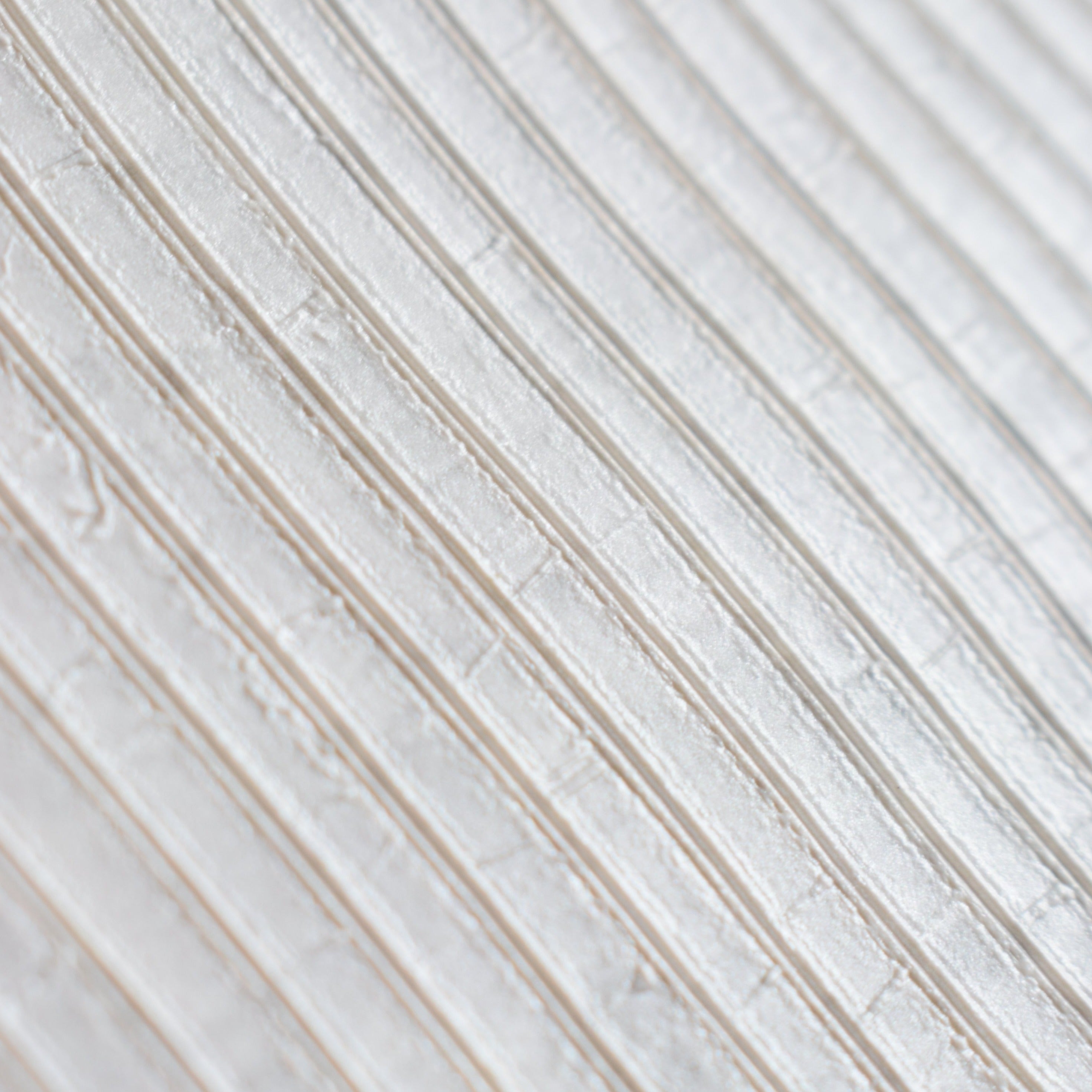 ¡Ideal para espacios confortables para su hogar!, la colección de Papel Colgadura Amarti expresa sobriedad, elegancia y calma, mediante la texturización del papel mezclado con sus diseños minimalistas inspirados en figuras geométricas y gama de colores tierra cálidos.