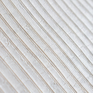 ¡Ideal para espacios confortables para su hogar!, la colección de Papel Colgadura Amarti expresa sobriedad, elegancia y calma, mediante la texturización del papel mezclado con sus diseños minimalistas inspirados en figuras geométricas y gama de colores tierra cálidos.