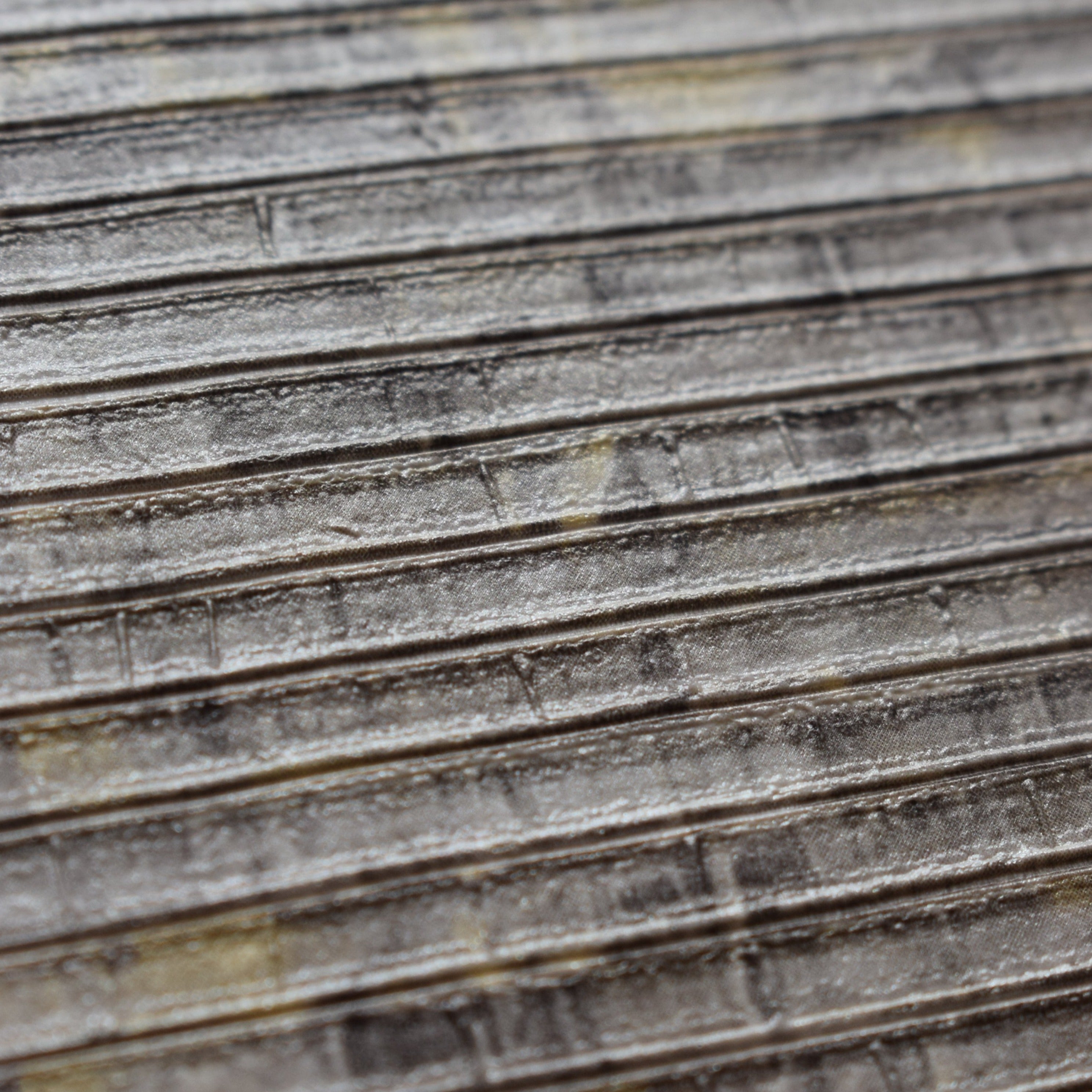 ¡Ideal para espacios confortables para su hogar!, la colección de Papel Colgadura Amarti expresa sobriedad, elegancia y calma, mediante la texturización del papel mezclado con sus diseños minimalistas inspirados en figuras geométricas y gama de colores tierra cálidos.