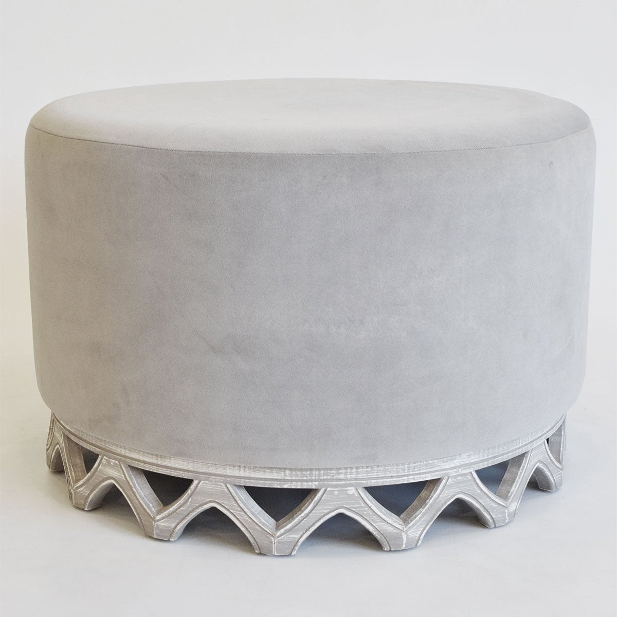 La combinación perfecta esta entre un color moderno con un material rústico, serán el complemento ideal para tu sala o habitación. Además de ser cómodo, el material hace que sea muy moderno y clásico a la vez,  sin dejar se ser fácil de combinar con la decoración de tu hogar. 