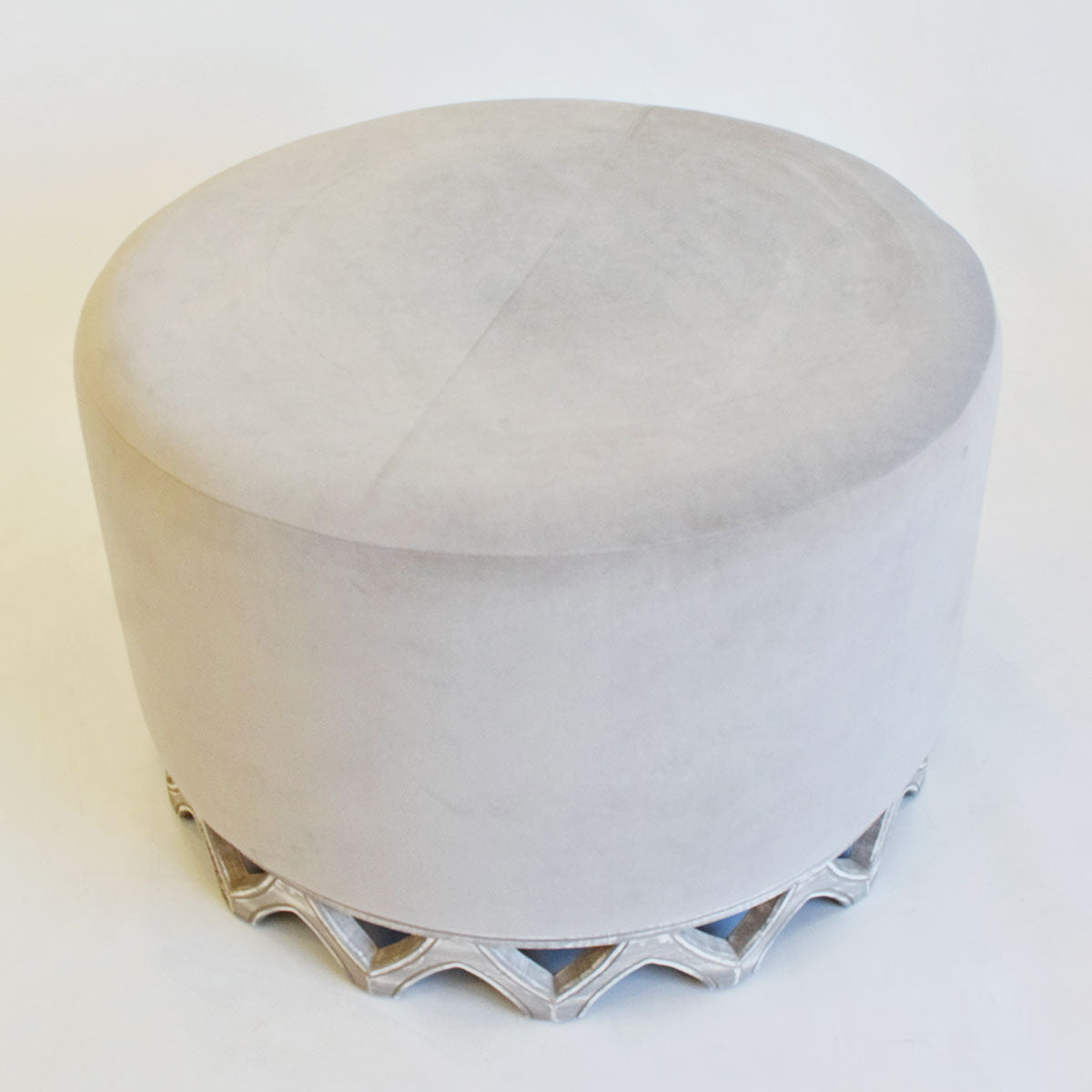 La combinación perfecta esta entre un color moderno con un material rústico, serán el complemento ideal para tu sala o habitación. Además de ser cómodo, el material hace que sea muy moderno y clásico a la vez,  sin dejar se ser fácil de combinar con la decoración de tu hogar. 