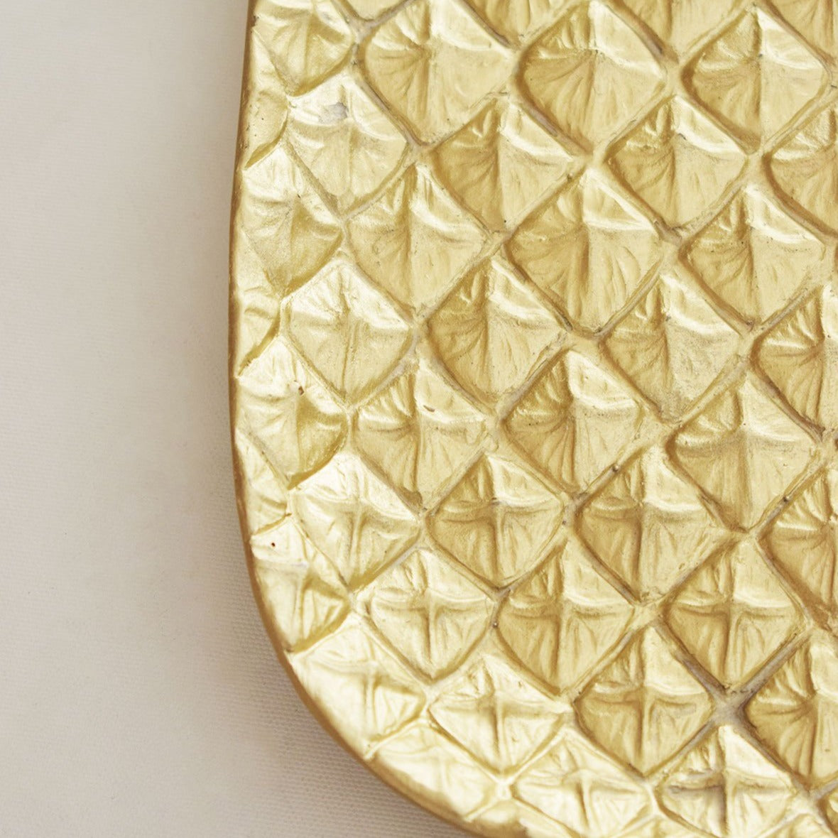 Bandeja ideal para usar en mesas auxiliares o complementar la decoración de la mesa de centro. Por sus colores y diseño es ideal para tus ambientes, solo en Vertihome, haciendo tuyo cada espacio de tu hogar. 