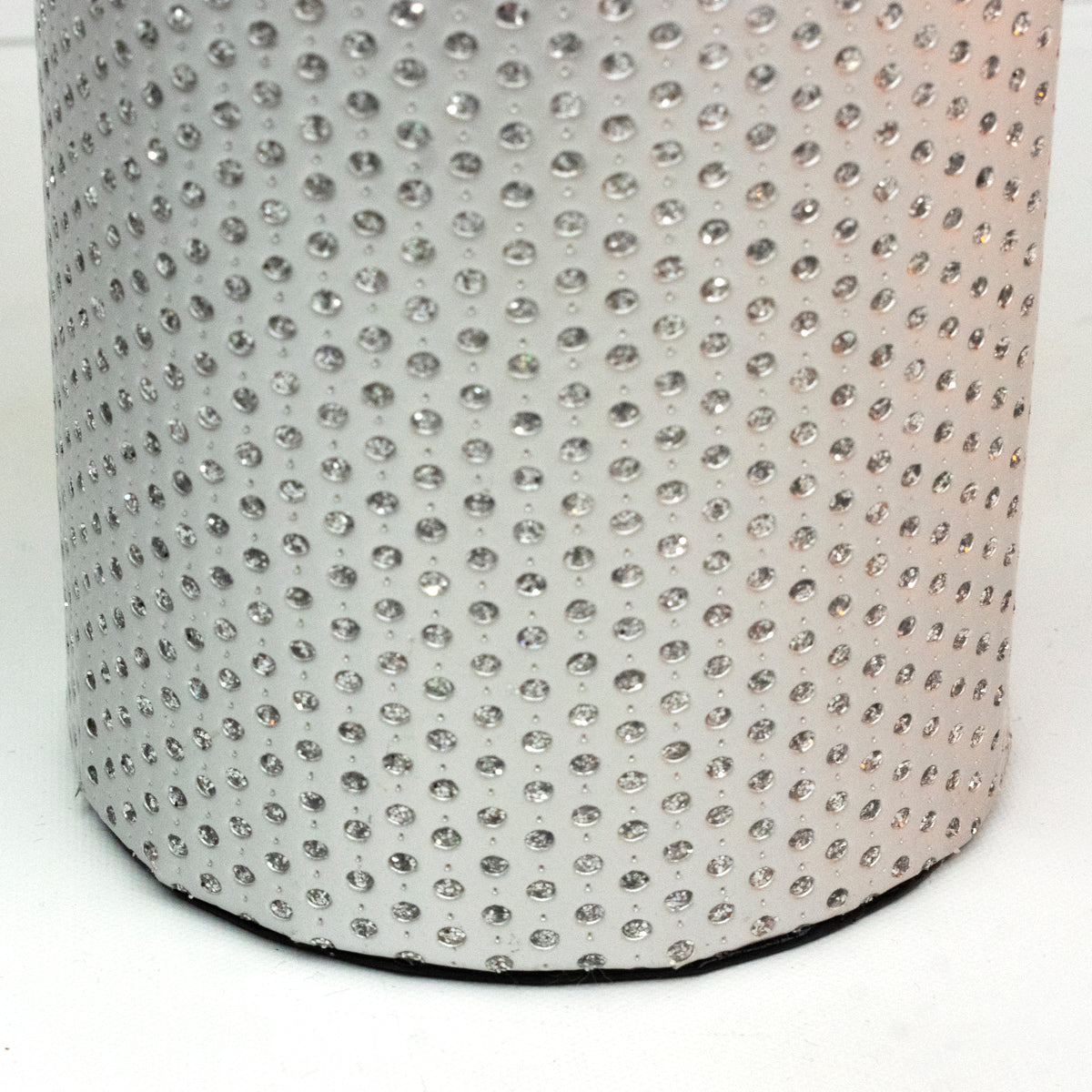 Bolsa porta vino hecha en espuma de polietileno, ideal para guardar tus vinos, resistente y reutilizable con mango resistente sin problema que se desgarre, se puede utilizar para llevar cualquier otra botella, hará de tu regalo el ideal, ya que es el empaque perfecto para regalar una botella de vino. Encuéntralo también en dorado y  plateado con puntos brillantes y correa negra.  