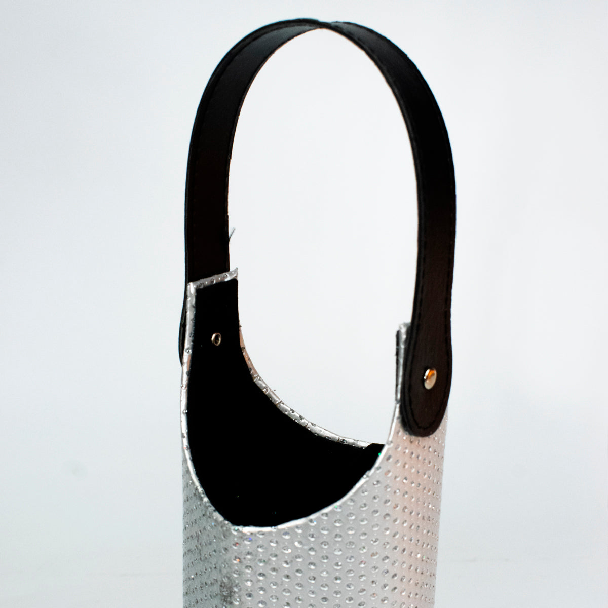 Bolsa porta vino hecha en espuma de polietileno, ideal para guardar tus vinos, resistente y reutilizable con mango resistente sin problema que se desgarre, se puede utilizar para llevar cualquier otra botella, hará de tu regalo el ideal, ya que es el empaque perfecto para regalar una botella de vino. Encuéntralo también en dorado y  plateado con puntos brillantes y correa negra.  
