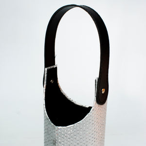 Bolsa porta vino hecha en espuma de polietileno, ideal para guardar tus vinos, resistente y reutilizable con mango resistente sin problema que se desgarre, se puede utilizar para llevar cualquier otra botella, hará de tu regalo el ideal, ya que es el empaque perfecto para regalar una botella de vino. Encuéntralo también en dorado y  plateado con puntos brillantes y correa negra.  